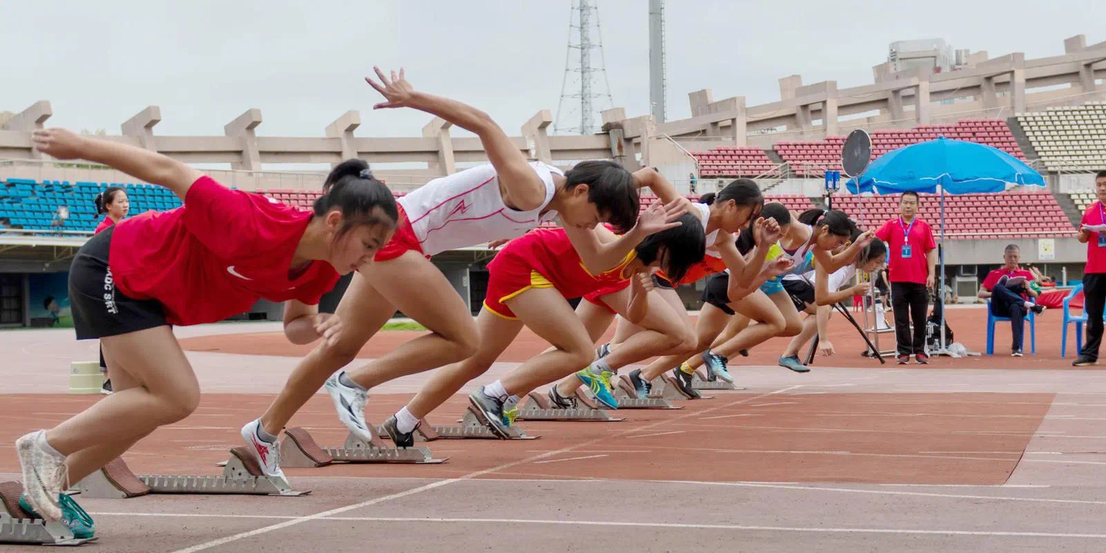 室内健身高抬腿